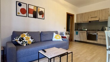 Comodo bilocale con balcone e posto auto in centro- L20