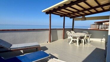Trilocale con ampio terrazzo fronte mare e posto auto- L8