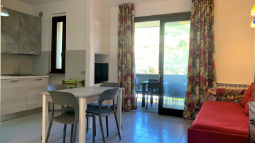 Bilocale con terrazzo e garage vicino al mare