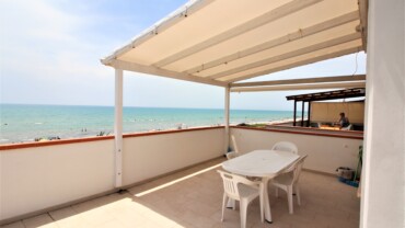 Trilocale fronte mare con ampio terrazzo e posto auto- L55