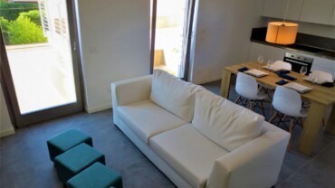 Modernissimo appartamento con ampio terrazzo a pochi metri dal mare- L63