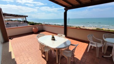 Trilocale fronte mare con ampio terrazzo e posto auto- L21
