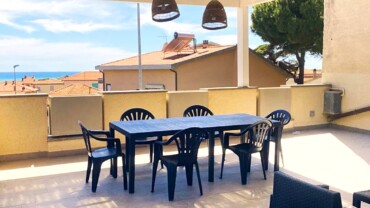 Trilocale con ampio terrazzo e garage a 200m dal mare- L1