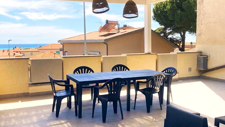 Trilocale con ampio terrazzo e garage a 200m dal mare- L1