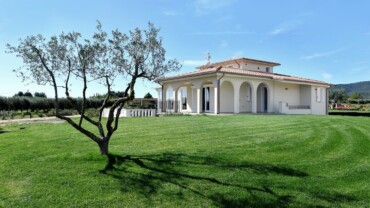 Splendida villa con ampio giardino a 3km dal mare – L4