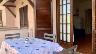 Bilocale con terrazzo e posto auto a meno di 200m dal mare – L35