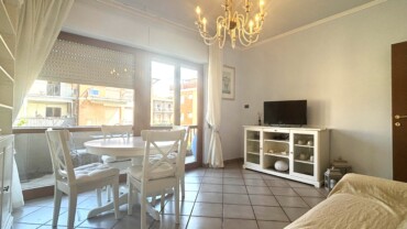 Ampio bilocale con terrazzo a 200m dal mare Zona Pinetina Sud- L10